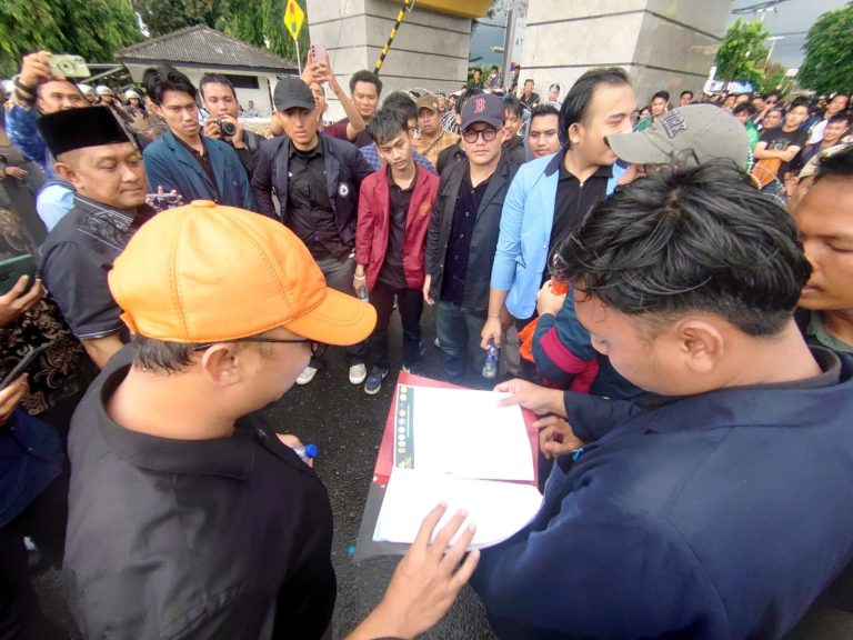 Hujan Deras, Anggota DPRD Fraksi PKS Syukron dan Puji Temui Mahasiswa Demo