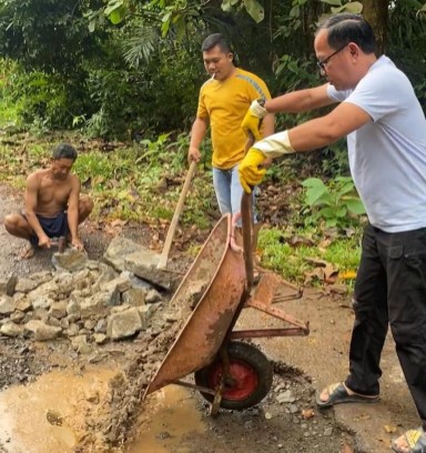 Deni Ribowo dan Warga Turun Tangan Perbaiki Jalan Rusak