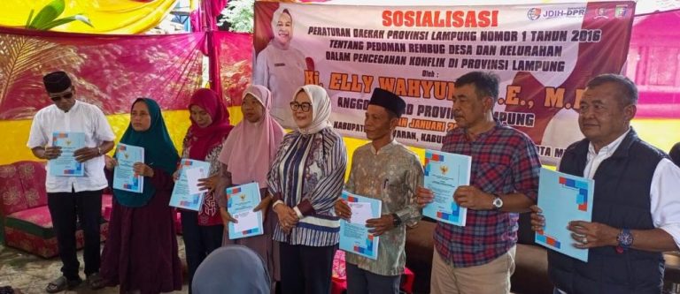 Ely Wahyuni Sosialisasikan Perda Rembug Desa di Pesawaran