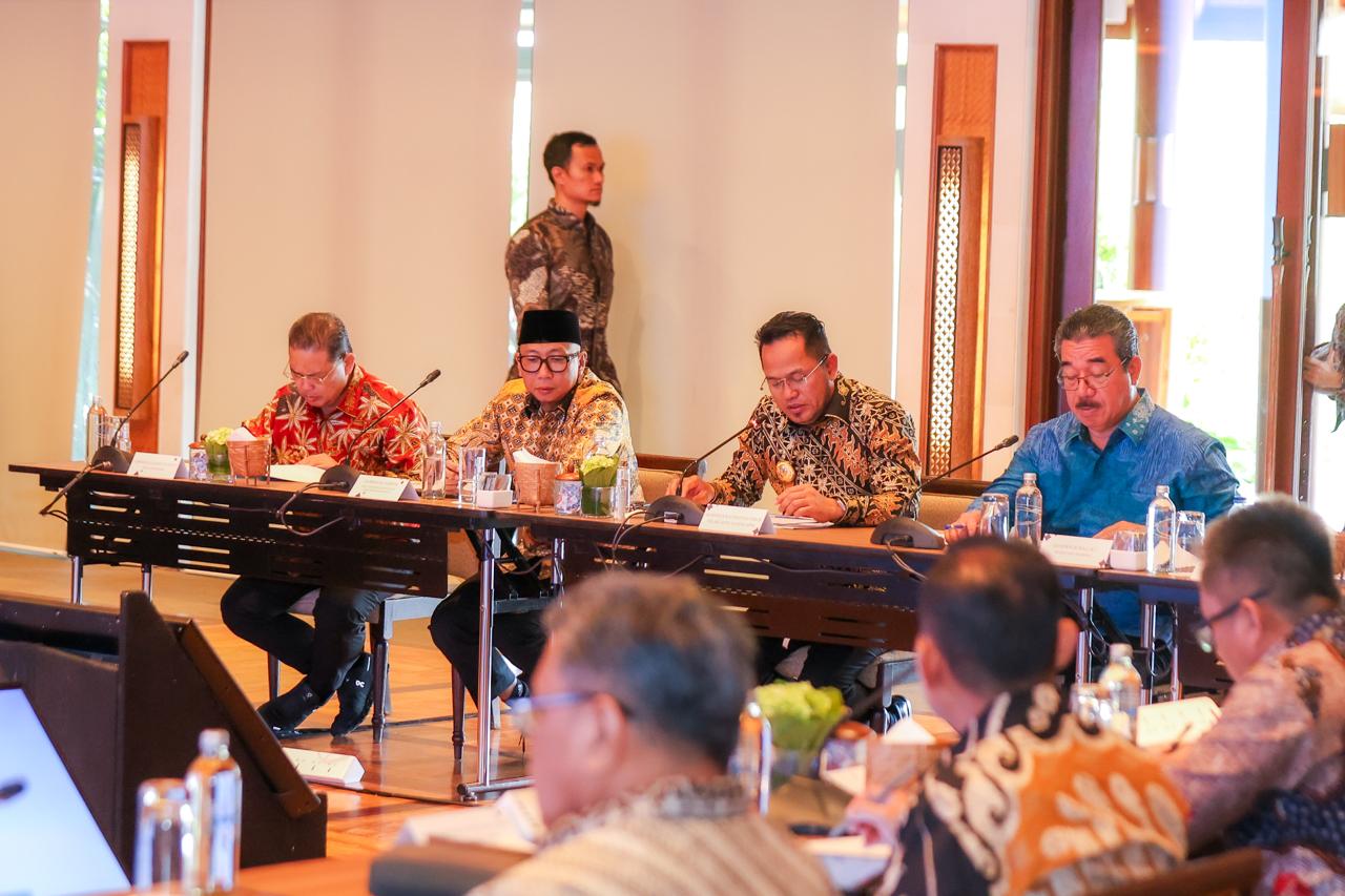 GUBERNUR RAHMAT MIRZANI DJAUSAL IKUTI RAPAT PENGURUS ASOSIASI PEMERINTAH PROVINSI SELURUH INDONESIA DI DENPASAR BALI, BAHAS PROGRAM KERJA TAHUN 2026 DAN PENYEMPURNAAN AD/ART