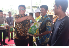 Ketua DPRD Provinsi Lampung, A. Giri Akbar, S.E., M.B.A., menghadiri kegiatan Tanam Padi Bersama Forum Koordinasi Pimpinan Daerah (Forkopimda)