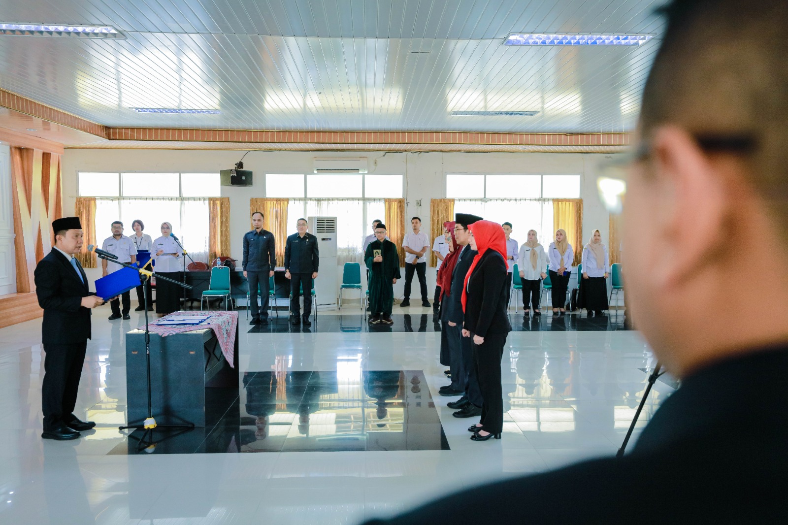 SEKDAPROV MARINDO KURNIAWAN LANTIK DAN MENGAMBIL SUMPAH JABATAN 4 PEJABAT ADMINISTRATOR DI LINGKUNGAN PEMPROV LAMPUNG