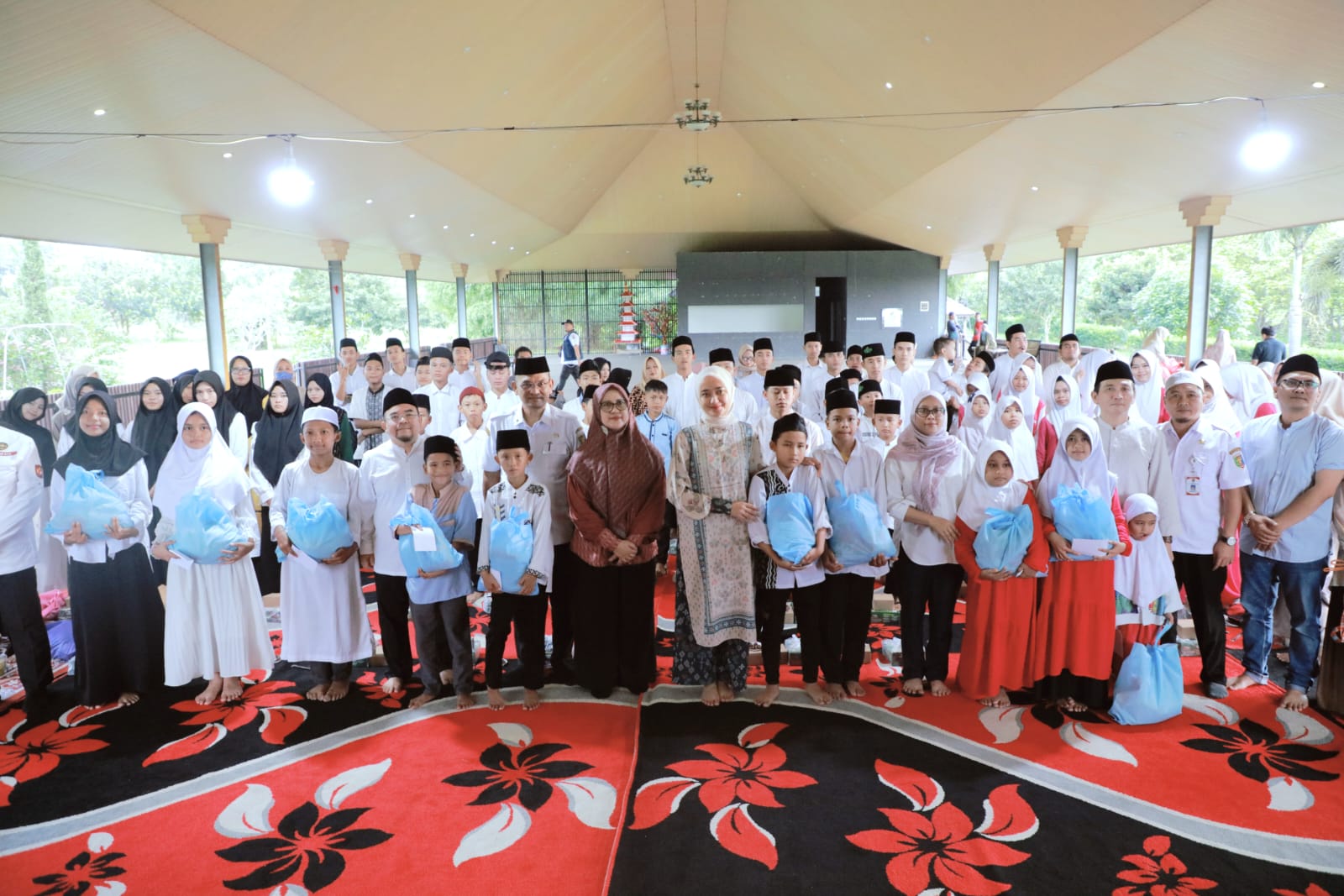 WAGUB JIHAN NURLELA SAFARI RAMADAN DAN BUKA PUASA BERSAMA ANAK-ANAK PANTI ASUHAN DI AGROPARK PKK LAMPUNG SELATAN